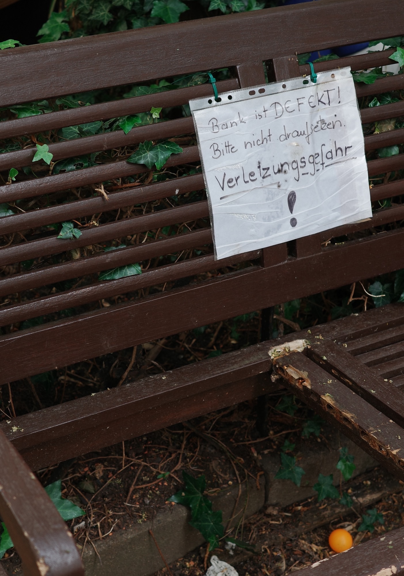Handwritten German sign on a garden bench